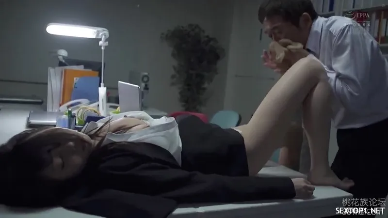 Em thư ký lận đận gặp phải gã sếp biến thái